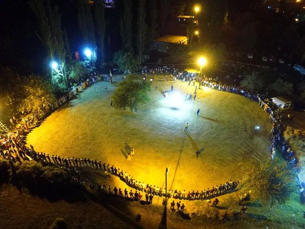 Aşiret düğününde damada takılan takı duyanları şaşırttı