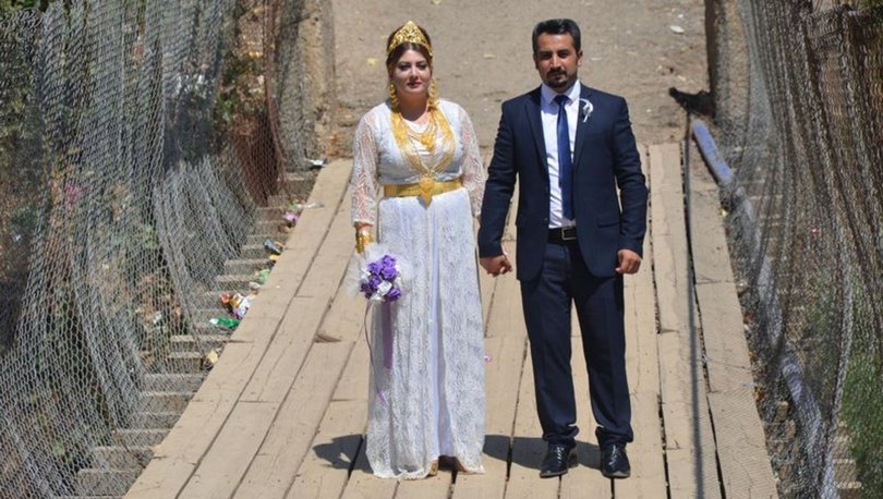 Aşiret düğününde damada takılan takı duyanları şaşırttı