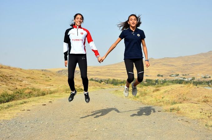 İki genç kız Van'ın gururu oldu