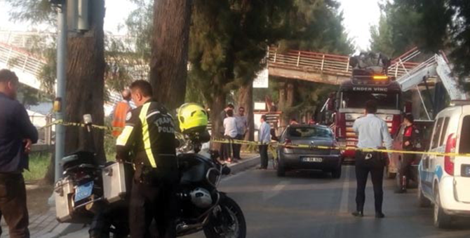 İzmir'de Facia Köprü Metro Hattının Üstüne Çöktü
