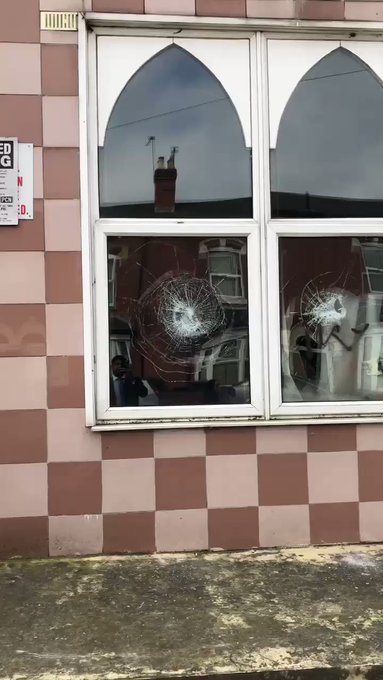 Flaş haber! İngiltere'de camilere balyozla saldırıldı!