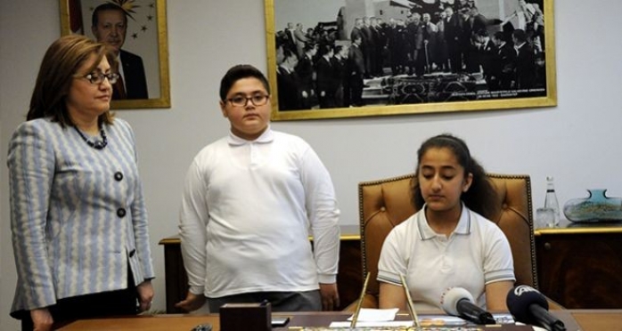 23 Nisan'da Fatma Şahin'in Makamına Oturan Kız İntihar Etti