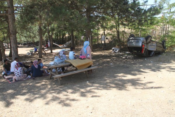Yanlarında kaza olan aile pikniğe devam etti