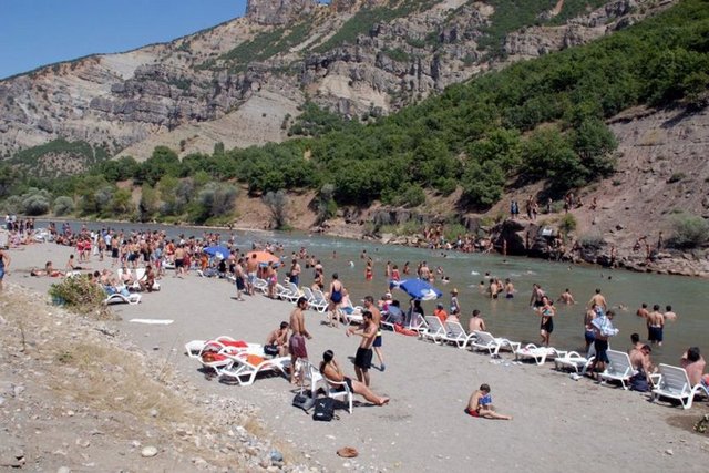 Tunceli'de tatilcilerin plaj keyfi