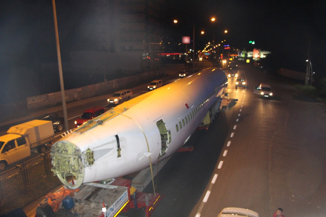Trabzon’ da ki Yolcu Uçağı Karayolunda Görenler Şaşkına Döndü