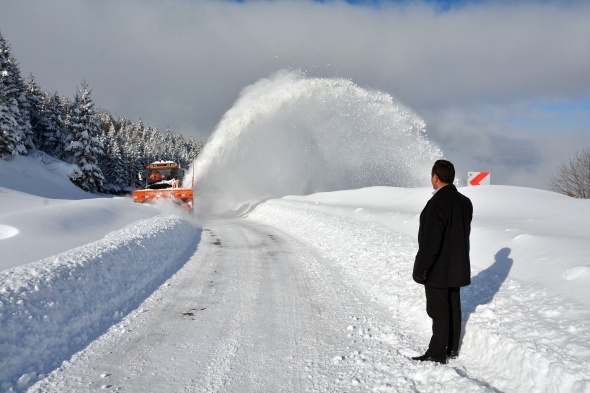 2 bin rakımlı yaylada kar manzarası