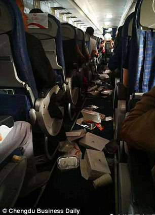 Uçağın camı kırıldı! Pilot dışarı fırlıyordu ki...