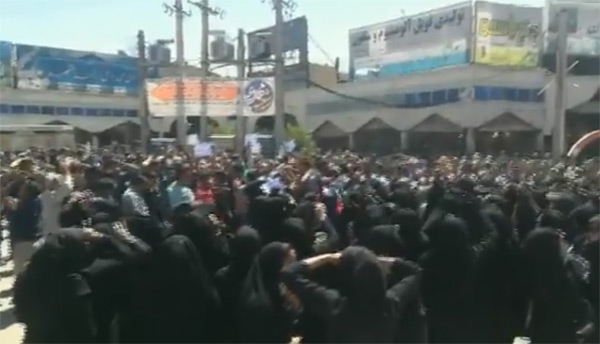 İran karıştı! Halk sokağa döküldü, ölü ve yaralılar var