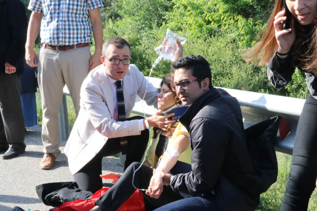 Bolu'da minibüs iş makinesiyle çarpıştı! 10 yaralı