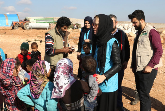 Gamze Özçelik Suriye'de Savaş Mağduru Çocuklara Yardım Etti