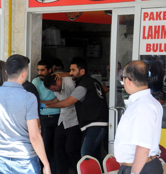 Kızını taciz eden adamı önce vurdu sonra kafasını çekiçle ezdi