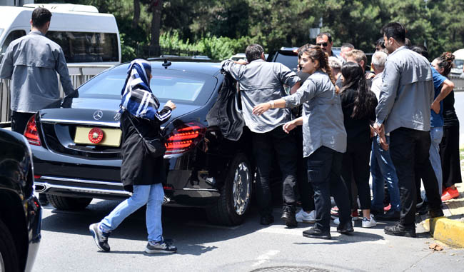 Erdoğan görüşmeye giderken yol kenarında onları görünce konvoyu durdurdu