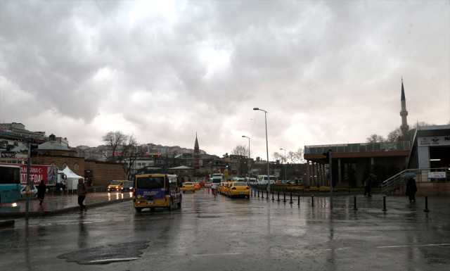 İstanbul'u Sel Aldı! Duvar Araçların Üstüne Devrildi