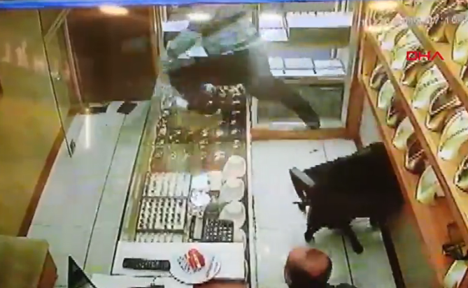 Kurşun yağdıran çarşaflı soyguncuya elindeki telefonla direndi