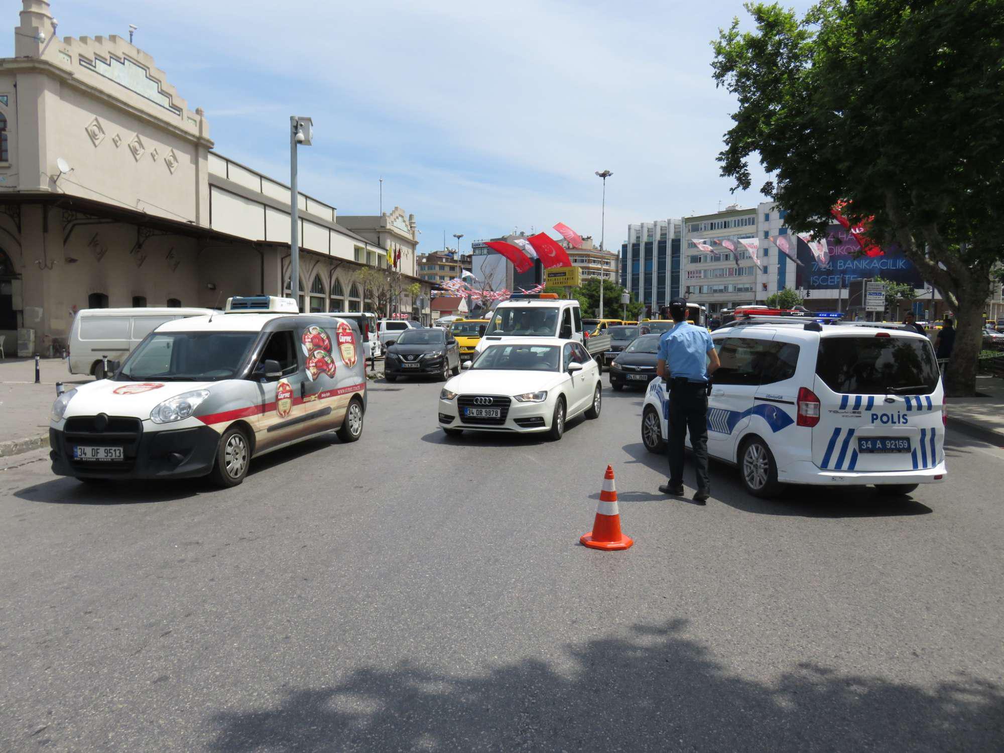 Kadıköy'de şüpheli valiz herkesi korkuttu
