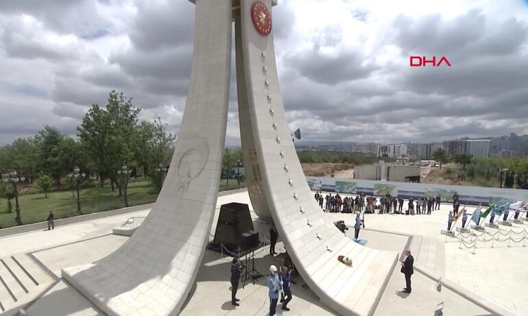 Cumhurbaşkanı Erdoğan 15 Temmuz Anıtı'na çelenk koydu