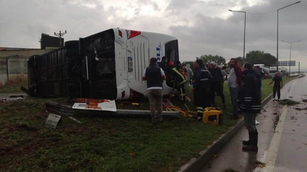 Çanakkale'de otobüs devrildi: Ölü ve yaralılar var