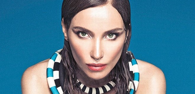 Şarkıcı Gülşen'in Ordu konserinde çorap krizi " Şuursuz sunucu"