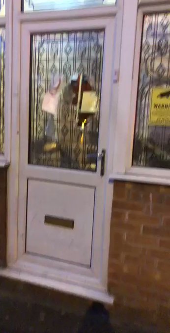 Flaş haber! İngiltere'de camilere balyozla saldırıldı!