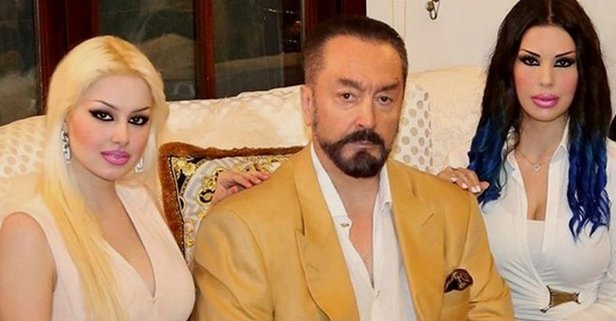 Adnan Oktar'ın cinsel ilişki videsu ortaya çıktı! Kadınların cinsel organlarına peçete sokuyor!