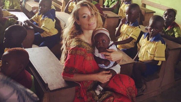 Gamze Özçelik gönüllüler ile Kamerun'da su kuyuları açtı