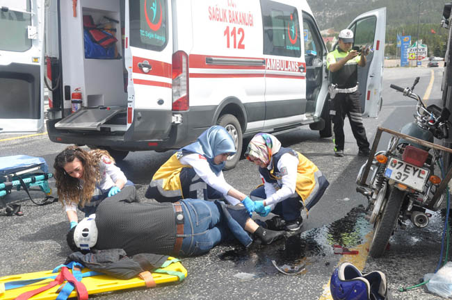 Antalya'da Motosiklet TIR'a Çarptı