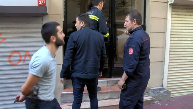 Ulaşamayınca evine gittiği arkadaşını banyoda elektrik çarpmış halde buldu