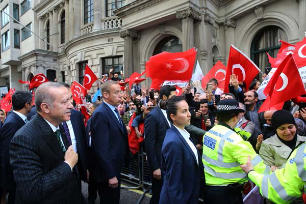 İngiltere'de Cumhurbaşkanı Erdoğan'a sevgi seli