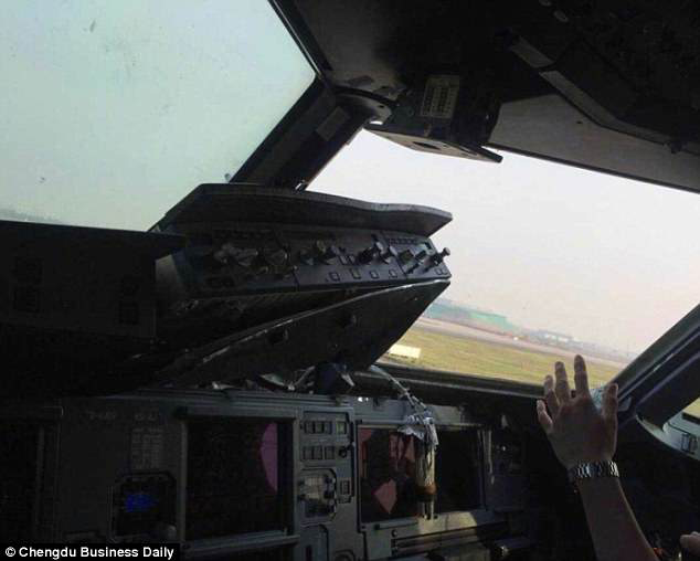 Uçağın camı kırıldı! Pilot dışarı fırlıyordu ki...