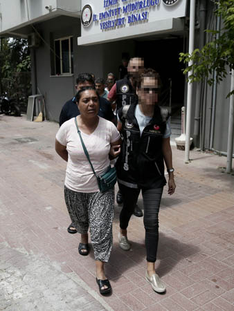 İzmir'deki torbacıların evinden binlercesi çıktı