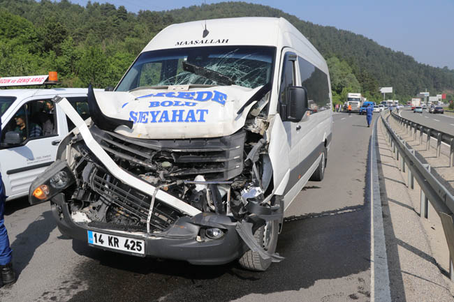 Bolu'da minibüs iş makinesiyle çarpıştı! 10 yaralı