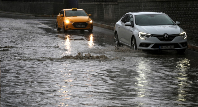 İstanbul'u Sel Aldı! Duvar Araçların Üstüne Devrildi