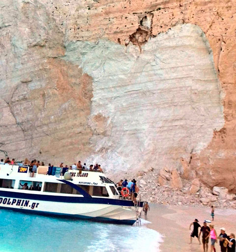Yunanistan'ın popüler plajı Navagio çöktü!