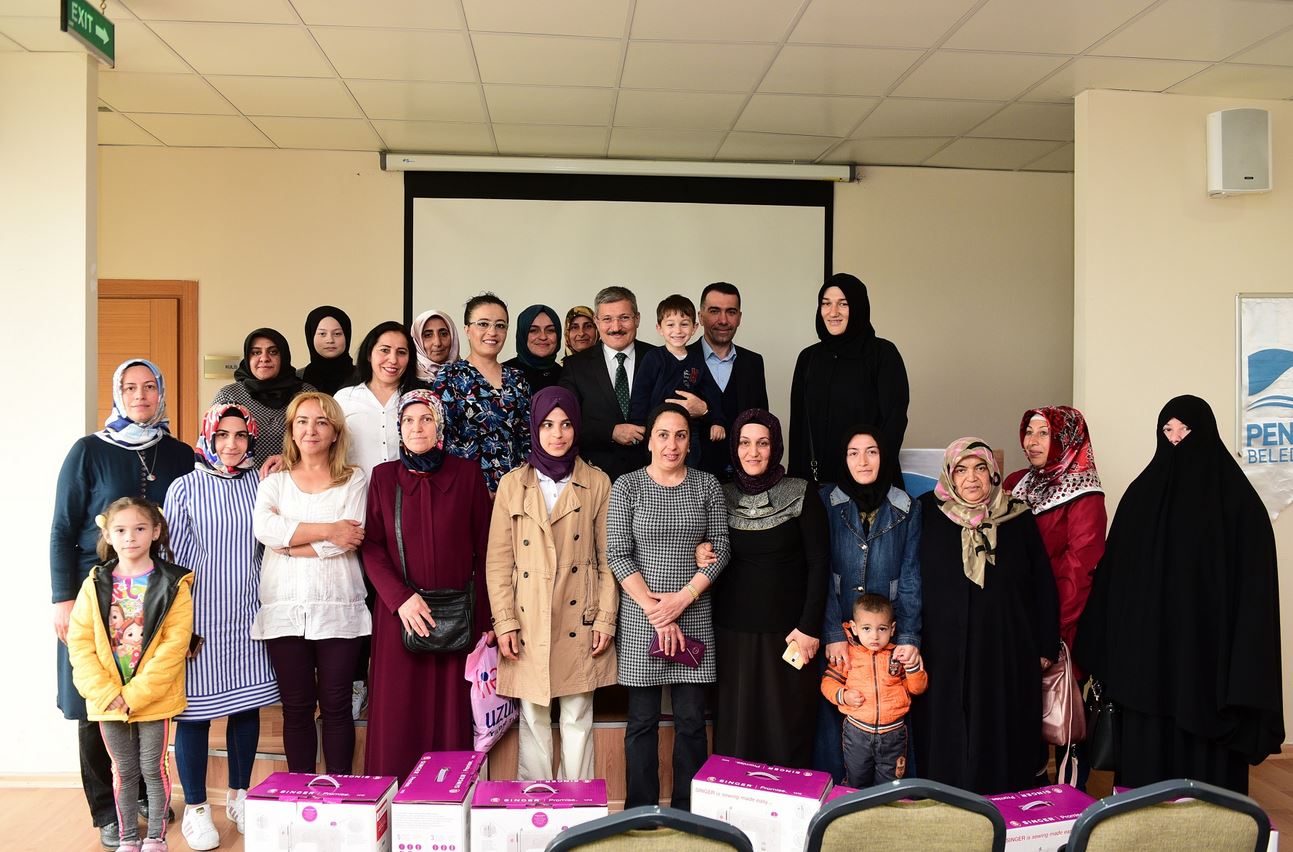 Pendik'te 'terzilik kursu' mezunlarına dikiş makinesi hediyesi