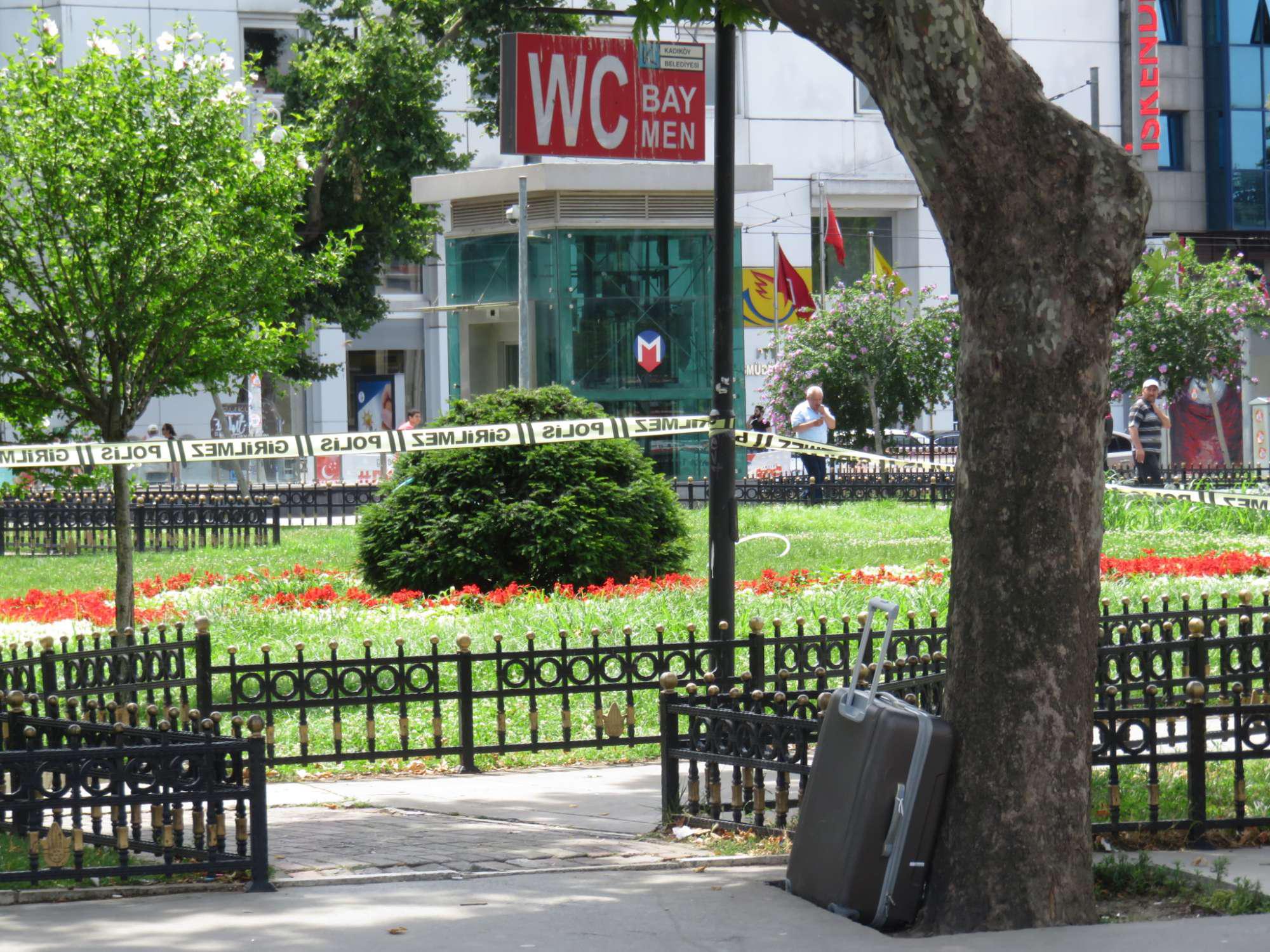 Kadıköy'de şüpheli valiz herkesi korkuttu