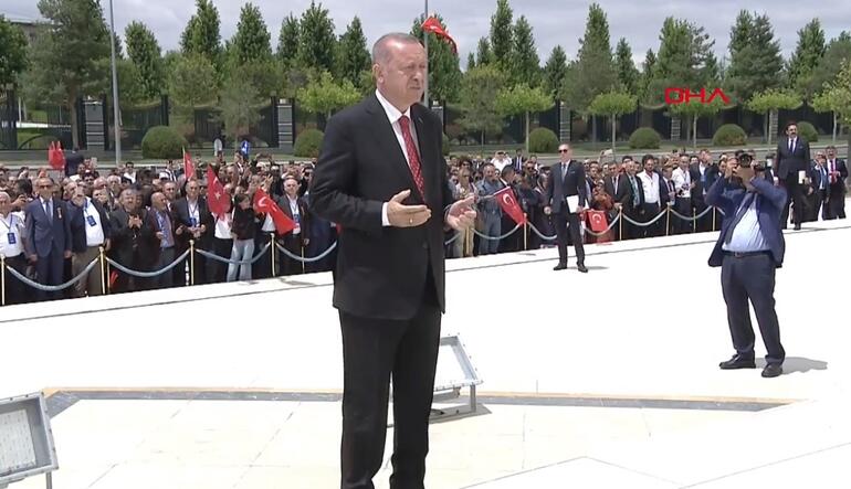 Cumhurbaşkanı Erdoğan 15 Temmuz Anıtı'na çelenk koydu