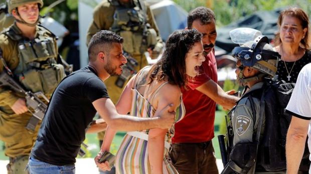 Tüm dünya onu konuşuyor! Müslüman kadın tek başına onlara direndi! 