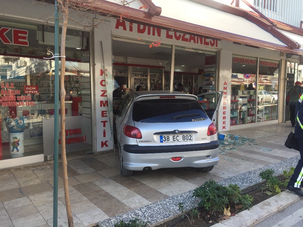 Bu eczaneye her yıl bir araç giriyor