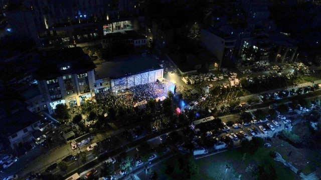 Türkiye'nin dört bir yanında AK Partililer sokaklara döküldü