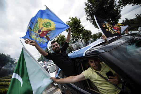 Türkiye'nin dört bir yanında AK Partililer sokaklara döküldü