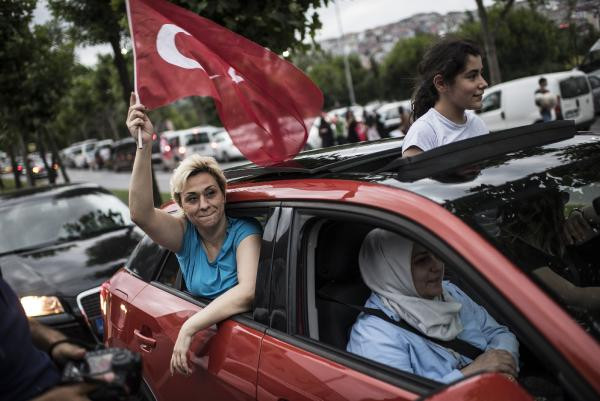 Türkiye'nin dört bir yanında AK Partililer sokaklara döküldü
