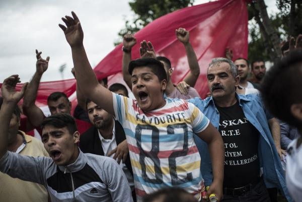 Türkiye'nin dört bir yanında AK Partililer sokaklara döküldü