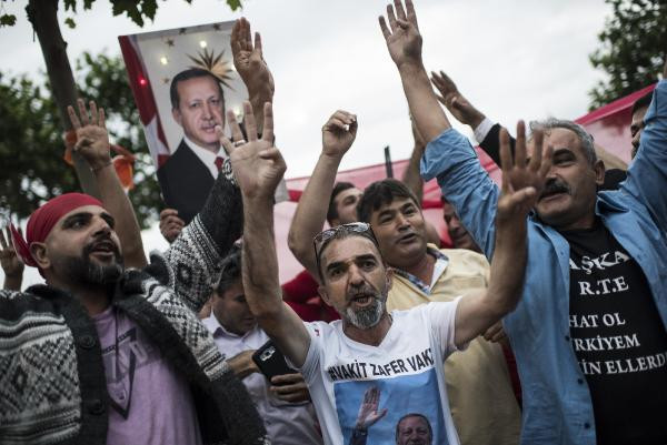 Türkiye'nin dört bir yanında AK Partililer sokaklara döküldü