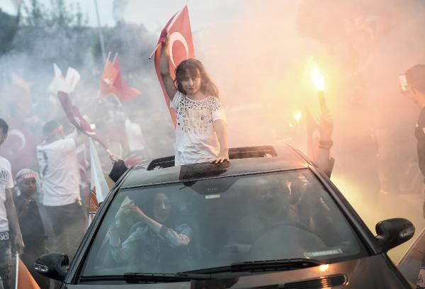 Türkiye'nin dört bir yanında AK Partililer sokaklara döküldü