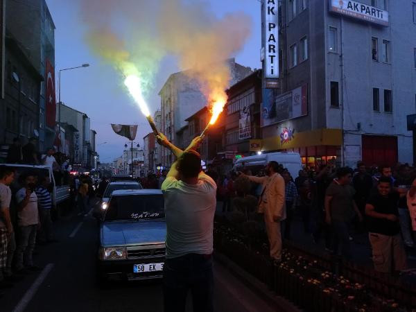 Türkiye'nin dört bir yanında AK Partililer sokaklara döküldü