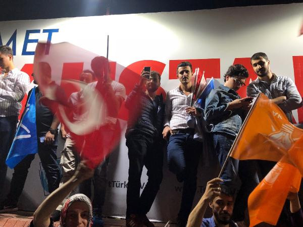 Türkiye'nin dört bir yanında AK Partililer sokaklara döküldü