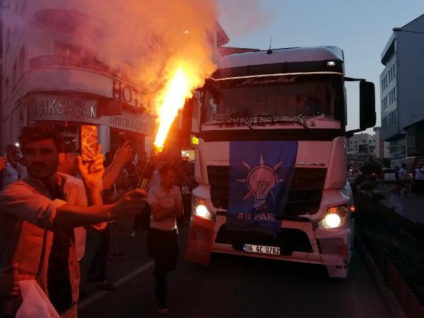 Türkiye'nin dört bir yanında AK Partililer sokaklara döküldü