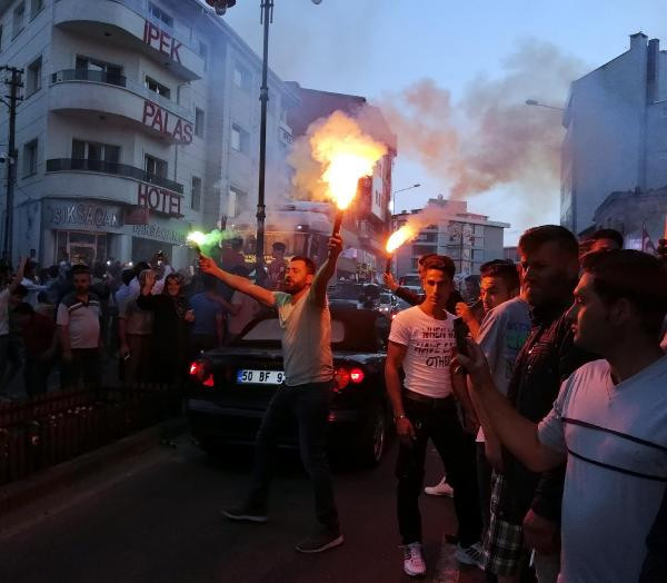 Türkiye'nin dört bir yanında AK Partililer sokaklara döküldü