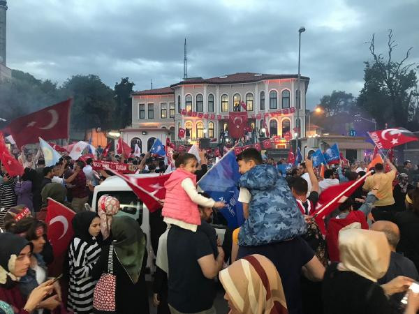 Türkiye'nin dört bir yanında AK Partililer sokaklara döküldü