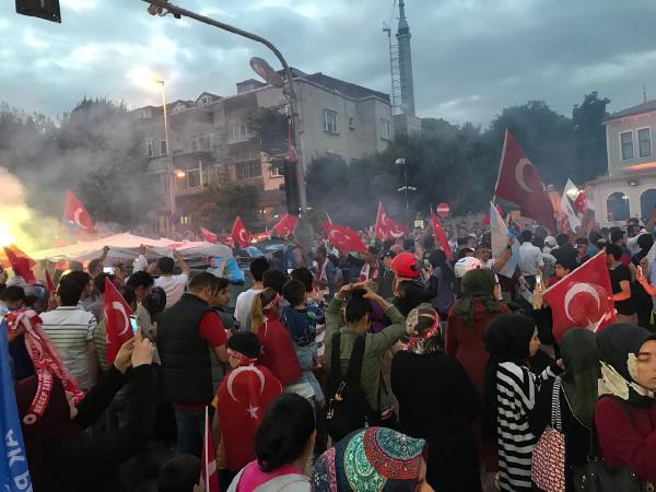 Türkiye'nin dört bir yanında AK Partililer sokaklara döküldü